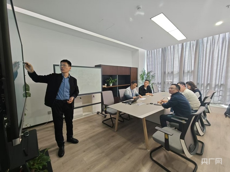 陳平平和團隊成員在研討室討論（央廣網記者 王錫斐 攝）