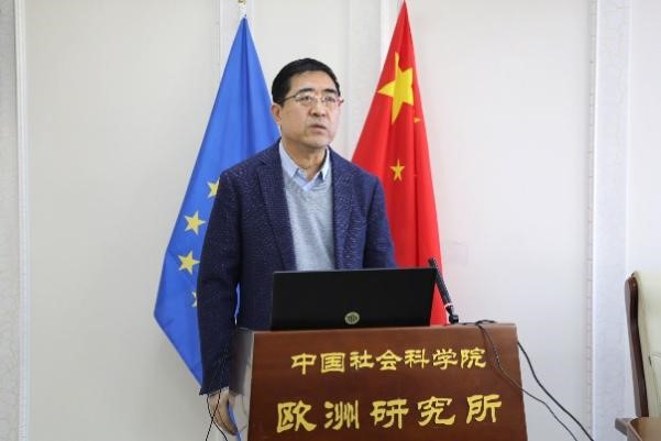 中國社會科學(xué)院歐洲研究所所長、《歐洲發(fā)展報告（2023～2024）》主編馮仲平研究員致辭。吳迪攝
