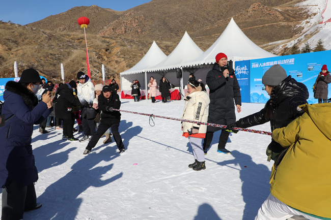雪地拔河活動。內(nèi)蒙古自治區(qū)殘疾人聯(lián)合會供圖