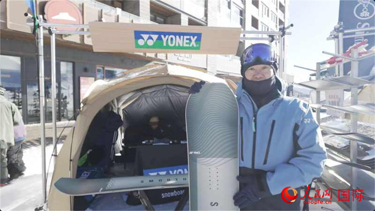 大塚幸博向記者展示滑雪板。人民網(wǎng)記者 袁蒙攝