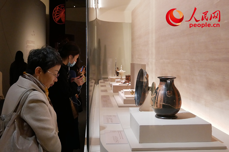 11月13日，觀眾正在國(guó)博參觀“美的多元——古希臘的藝術(shù)與生活”展。人民網(wǎng)記者 韋衍行攝