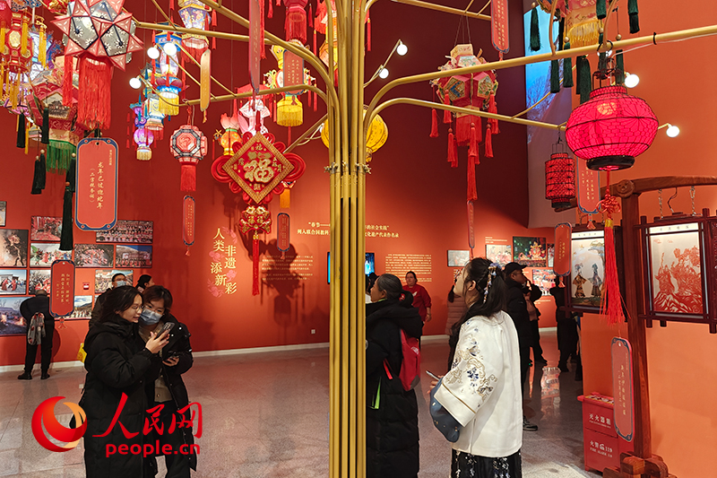 12月21日，觀眾正在參觀“過(guò)年——春節(jié)主題展”。人民網(wǎng)記者 韋衍行攝