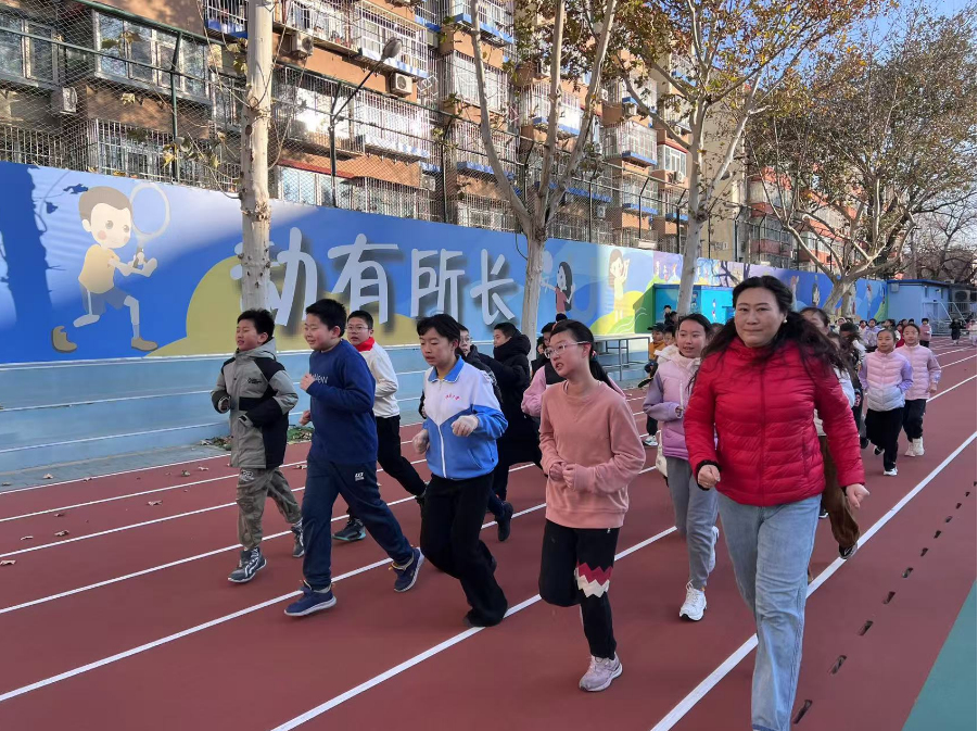 學生們在班主任陪同下跑步。人民網(wǎng) 白炅攝
