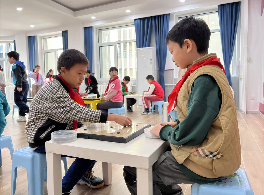 學生們在少先隊大廳下圍棋。人民網(wǎng) 白炅攝