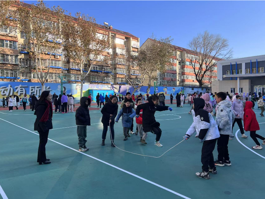學生們在護導教師陪同下跳繩。人民網(wǎng) 白炅攝