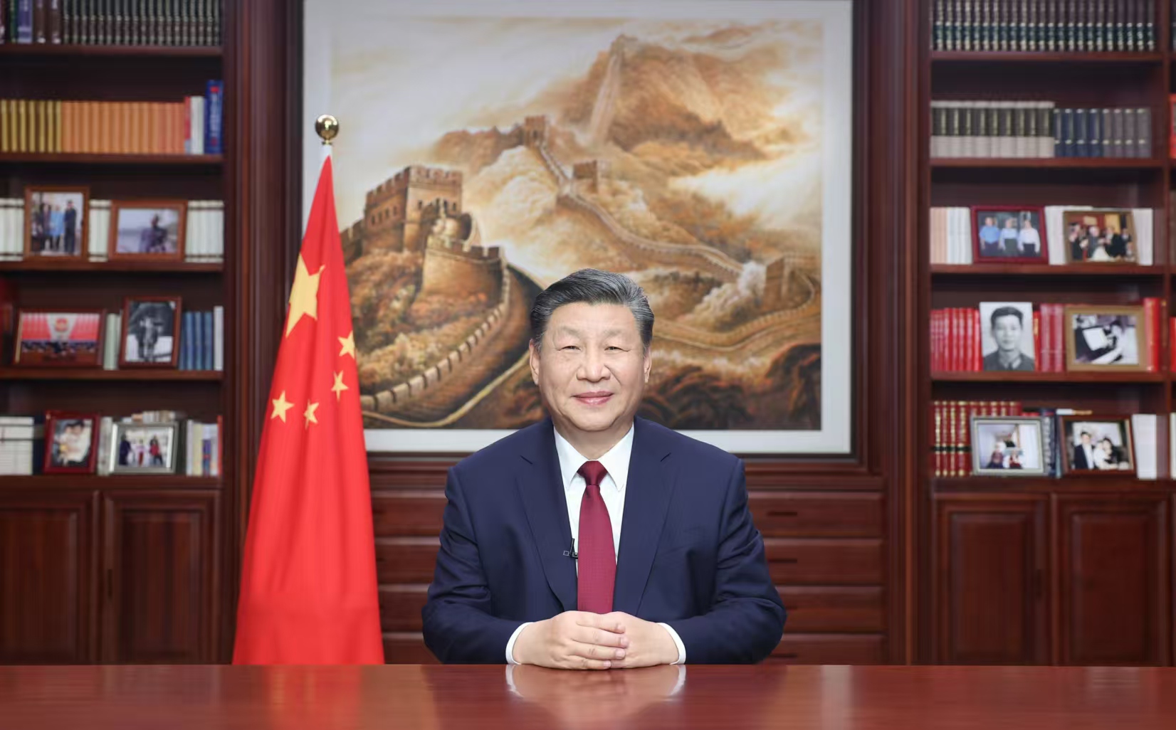 2023年12月31日，新年前夕，國(guó)家主席習(xí)近平通過(guò)中央廣播電視總臺(tái)和互聯(lián)網(wǎng)，發(fā)表二〇二四年新年賀詞。圖片來(lái)源：新華社