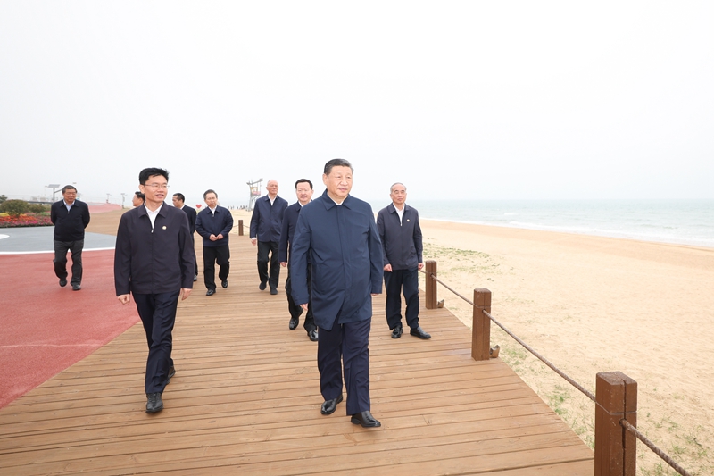 2024年5月22日，習(xí)近平總書記在山東日照陽光海岸綠道考察。
