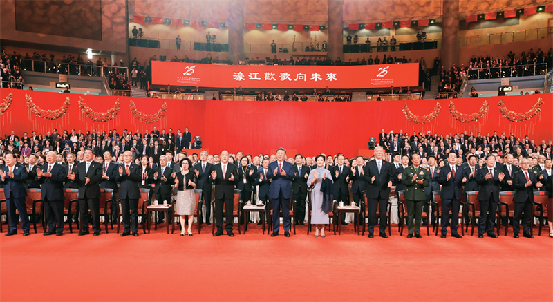 2024年12月19日晚，慶祝澳門回歸祖國25周年文藝晚會(huì)在澳門東亞運(yùn)動(dòng)會(huì)體育館舉行。中共中央總書記、國家主席、中央軍委主席習(xí)近平觀看演出。晚會(huì)最后，習(xí)近平同全場觀眾一起高唱《歌唱祖國》。 新華社記者 丁林/攝