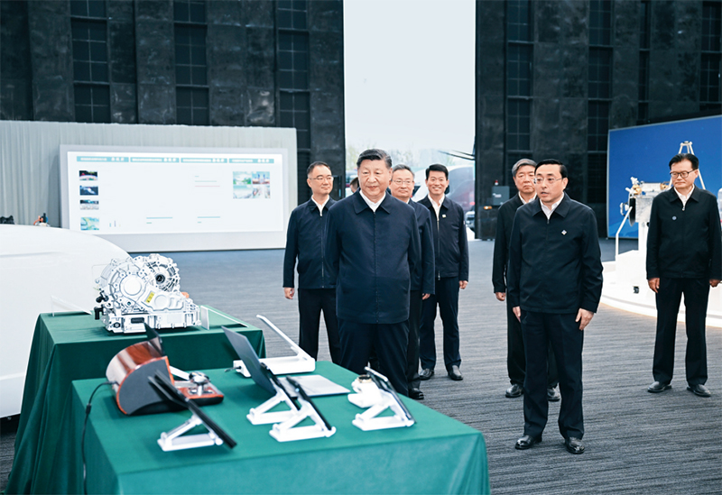 2024年10月17日至18日，中共中央總書記、國家主席、中央軍委主席習(xí)近平在安徽考察。這是17日下午，習(xí)近平在合肥濱湖科學(xué)城察看安徽省重大科技創(chuàng)新成果集中展示。 新華社記者 謝環(huán)馳/攝
