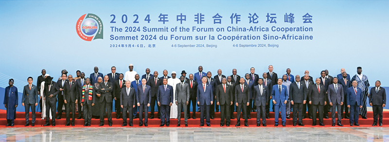 2024年9月5日上午，國家主席習(xí)近平在北京人民大會(huì)堂出席中非合作論壇北京峰會(huì)開幕式并發(fā)表主旨講話。這是開幕式前，習(xí)近平同出席峰會(huì)的外方領(lǐng)導(dǎo)人集體合影。 新華社記者 饒愛民/攝