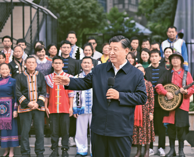 2023年12月14日至15日，中共中央總書記、國家主席、中央軍委主席習(xí)近平在廣西考察。這是14日上午，習(xí)近平在南寧市良慶區(qū)蟠龍社區(qū)考察時(shí)，同社區(qū)各族群眾親切交流。 新華社記者 燕雁/攝