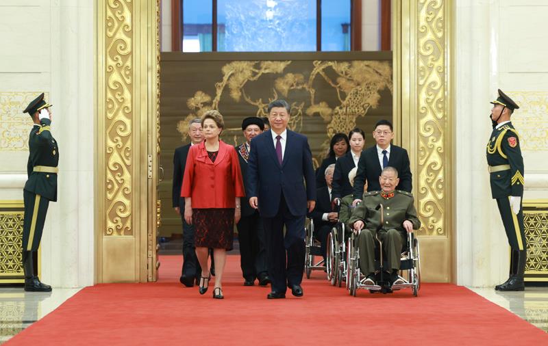 △2024年9月29日，中華人民共和國(guó)國(guó)家勛章和國(guó)家榮譽(yù)稱號(hào)頒授儀式在北京人民大會(huì)堂金色大廳隆重舉行。習(xí)近平總書(shū)記同國(guó)家勛章和國(guó)家榮譽(yù)稱號(hào)獲得者一同步入會(huì)場(chǎng)。