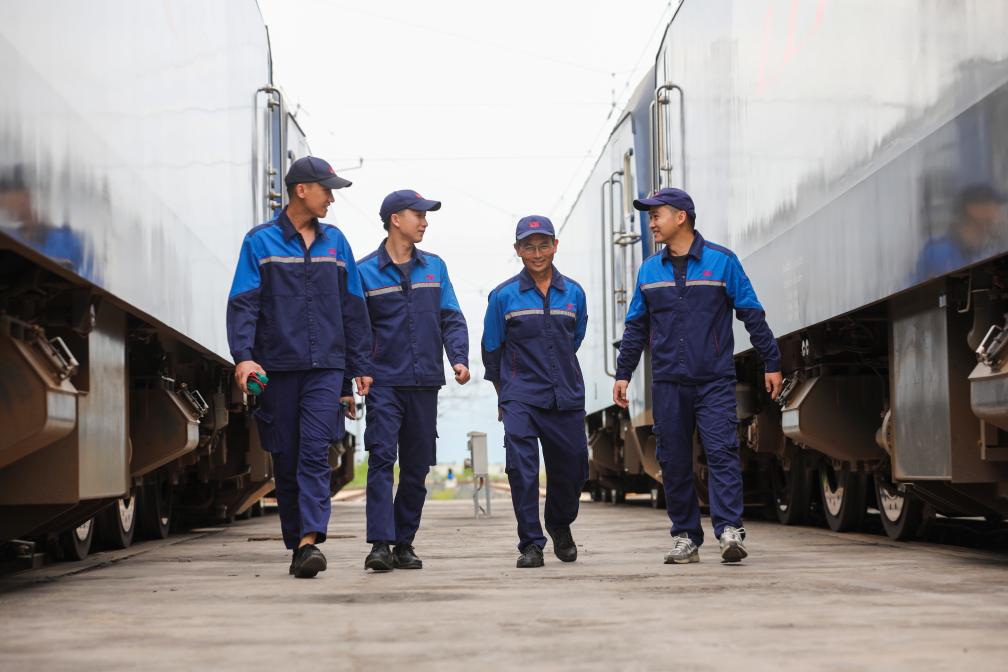 2024年9月9日，來自中國、老撾的師徒4人在中老鐵路萬象運(yùn)營管理中心的機(jī)車檢修庫內(nèi)。新華社發(fā)（楊永全攝）