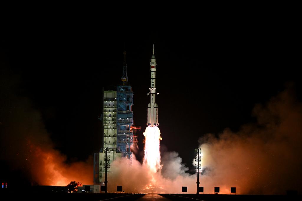 2024年10月30日，搭載神舟十九號載人飛船的長征二號F遙十九運(yùn)載火箭在酒泉衛(wèi)星發(fā)射中心點火發(fā)射。新華社記者李鑫攝