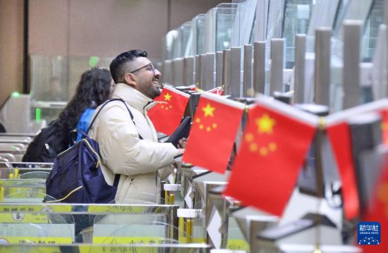 1月2日，國(guó)外旅客通過大興機(jī)場(chǎng)邊檢站入境。新華社記者 李欣 攝