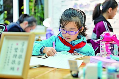 在河南洛陽市澗西區(qū)長(zhǎng)安路街道長(zhǎng)安路二社區(qū)共享自習(xí)室內(nèi)，孩子們?cè)趯W(xué)習(xí)。李衛(wèi)超攝/光明圖片