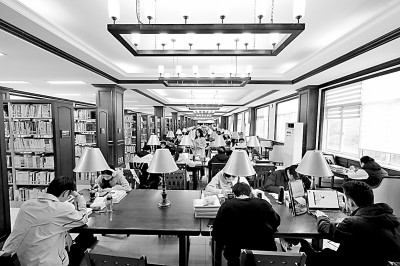重慶大學圖書館，大學生們正在讀書學習。孫凱芳攝/光明圖片