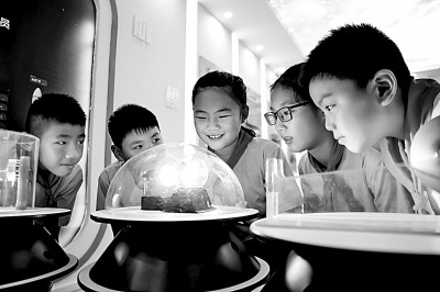 江西省南昌市青云客航天科創(chuàng)空間青少年科普館，孩子們在觀察光壓傳動試驗。鮑贛生攝/光明圖片