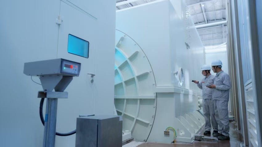 工作人員檢查300兆瓦壓氣儲(chǔ)能示范工程發(fā)電機(jī)。受訪者供圖