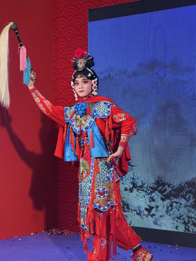 來(lái)自中國(guó)和新加坡的藝術(shù)團(tuán)體聯(lián)袂表演了歌舞、器樂(lè)、武術(shù)、雜技等多種形式的文藝節(jié)目。活動(dòng)主辦方供圖