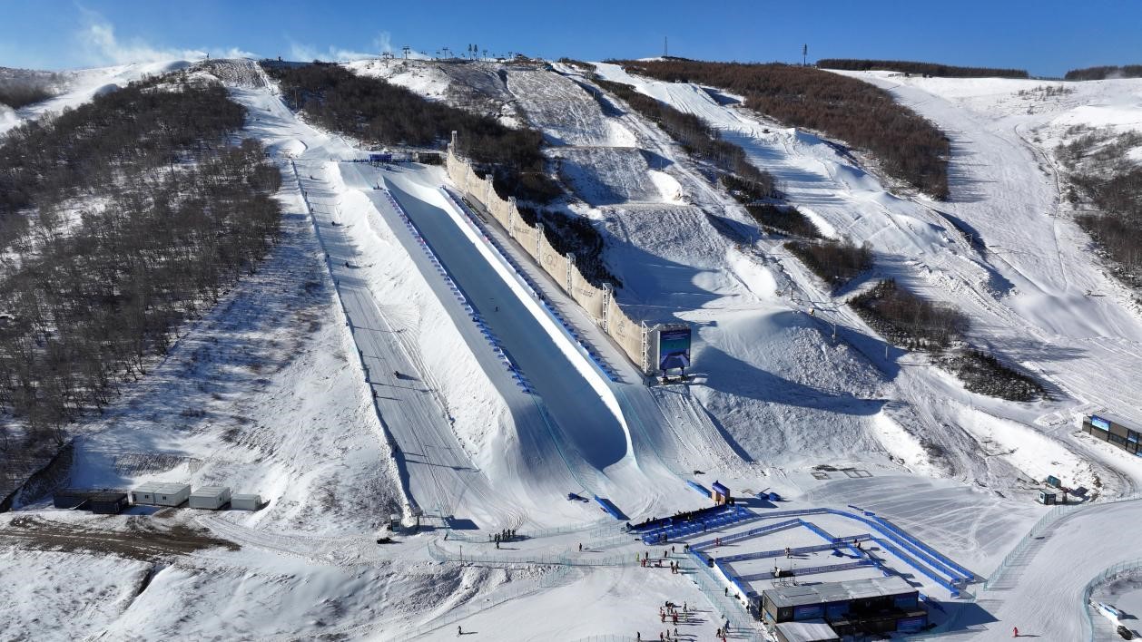 2024-2025賽季國(guó)際雪聯(lián)自由式滑雪和單板滑雪U型場(chǎng)地技巧世界杯比賽場(chǎng)地。人民網(wǎng)記者 李兆民攝