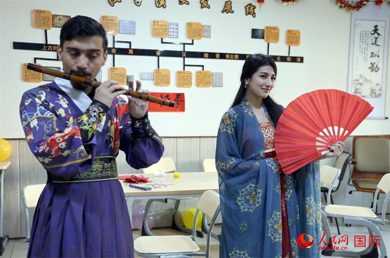 薩拉赫丁大學(xué)中文系學(xué)生們展示才藝。人民網(wǎng)伊納斯·易卜拉欣攝