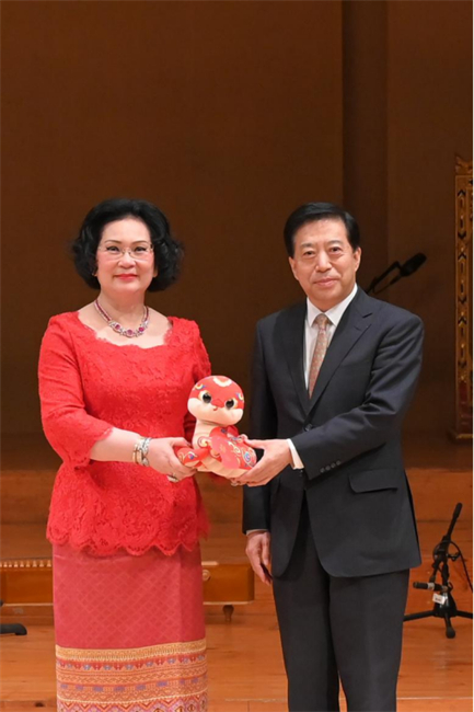 中國駐泰國大使韓志強(qiáng)與國際奧委會委員、泰國愛樂樂團(tuán)董事會主席坤仁帕塔瑪共同出席音樂會。主辦方供圖