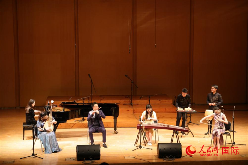 來自云南藝術(shù)學(xué)院的音樂家在演奏《金蛇狂舞》。人民網(wǎng)記者 楊一攝