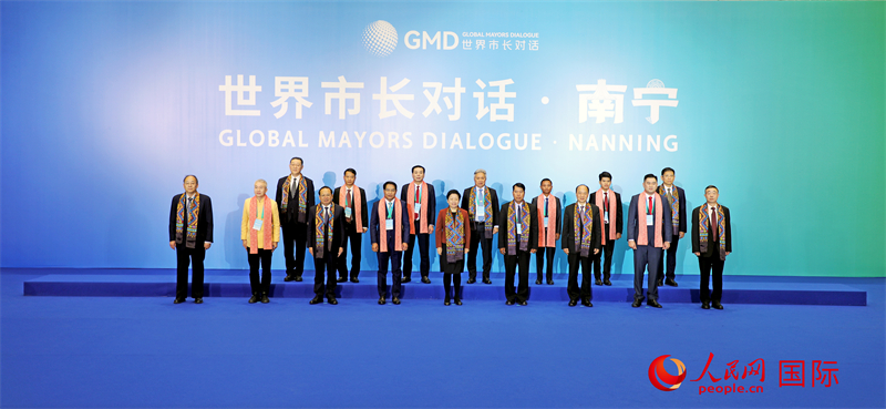在南寧國際會展中心金桂花廳外，參加活動的中國和東盟國家市長合影留念。人民網(wǎng)記者 趙益普攝