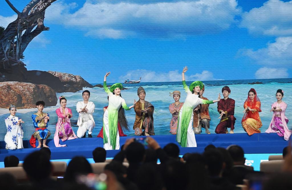 這是1月16日，在南寧國際會展中心，演員在“世界市長對話·南寧”活動間隙表演節(jié)目。新華社記者 陸波岸 攝