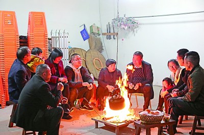 為討論蜜梨產(chǎn)業(yè)發(fā)展事宜，鸕鳥鎮(zhèn)開展“圍爐夜話”。資料圖片