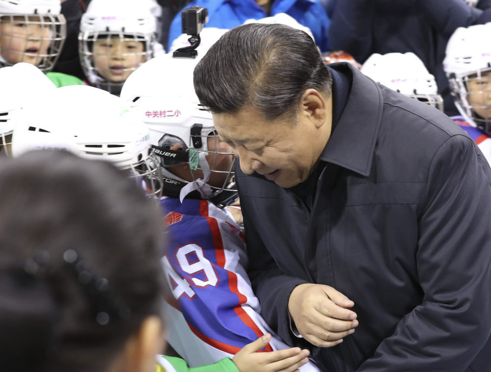 2017年2月24日，習(xí)近平在五棵松體育中心同冰球小隊(duì)員“撞肩”互動(dòng)