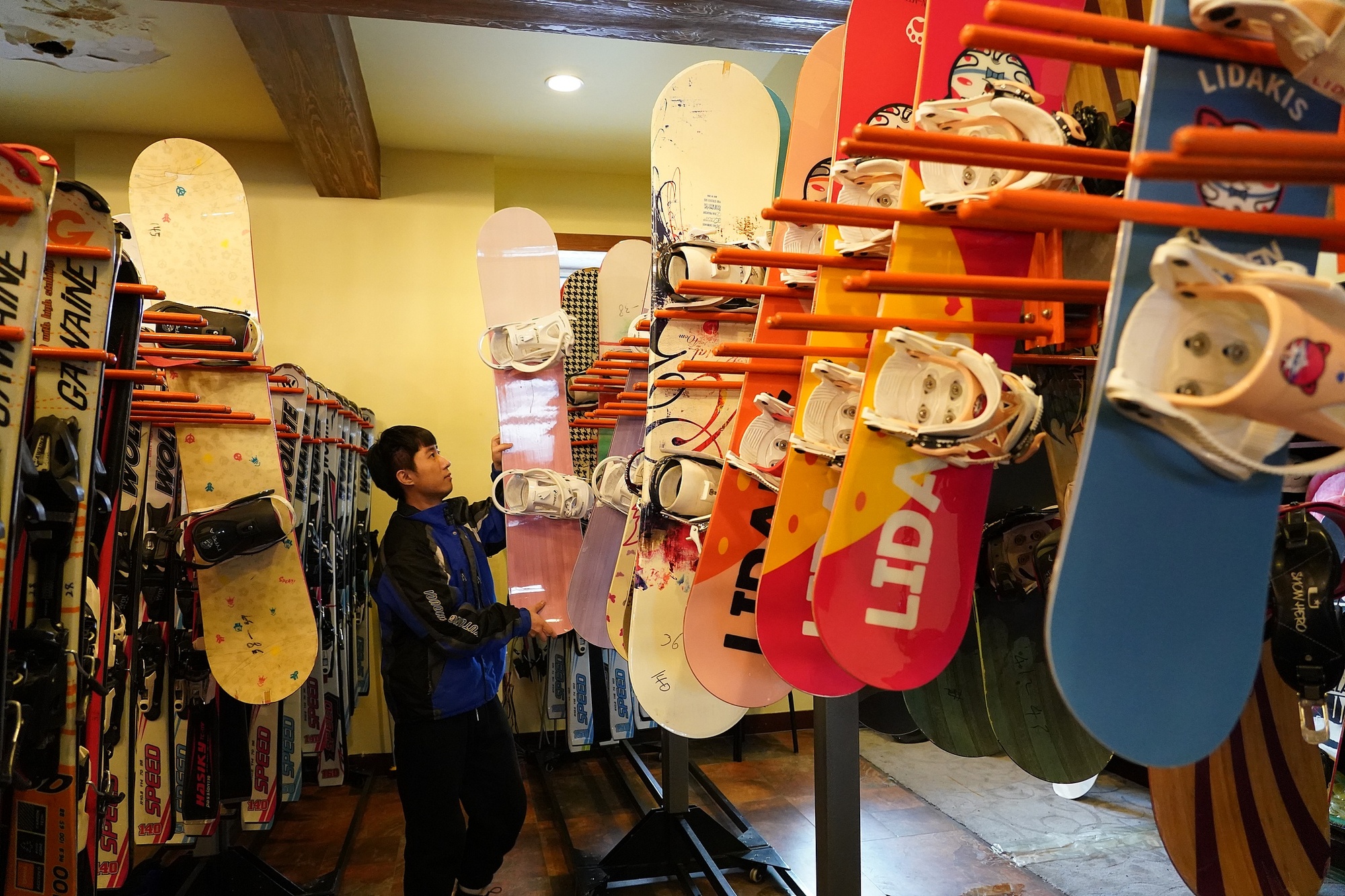 海拉爾滑雪場，工作人員在整理雪具