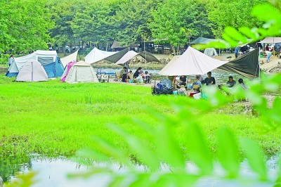 徑山鎮(zhèn)一家露營基地迎來眾多游客。新華社發(fā)