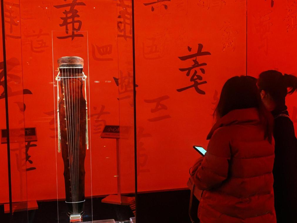 近日，在浙江省博物館之江館區(qū)，故宮博物館收藏的唐“大圣遺音”琴在“‘故宮·茶世界’觀茶——茶文化精品展”展出。新華社記者 馮源 攝
