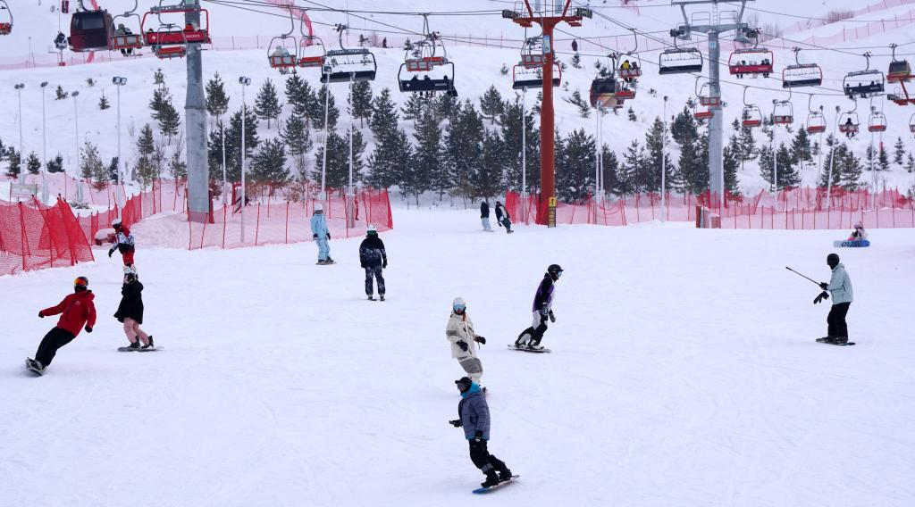 2025年1月8日，滑雪愛(ài)好者在新疆阿勒泰市將軍山滑雪場(chǎng)的雪道上滑行。新華社記者 張嘯誠(chéng) 攝