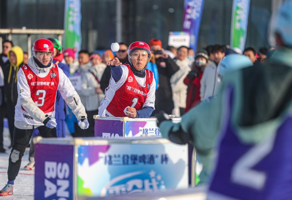 2024年12月30日，選手在“2024—2025遼寧省全民雪合戰(zhàn)冠軍賽”中“打雪仗”。新華社記者 潘昱龍 攝