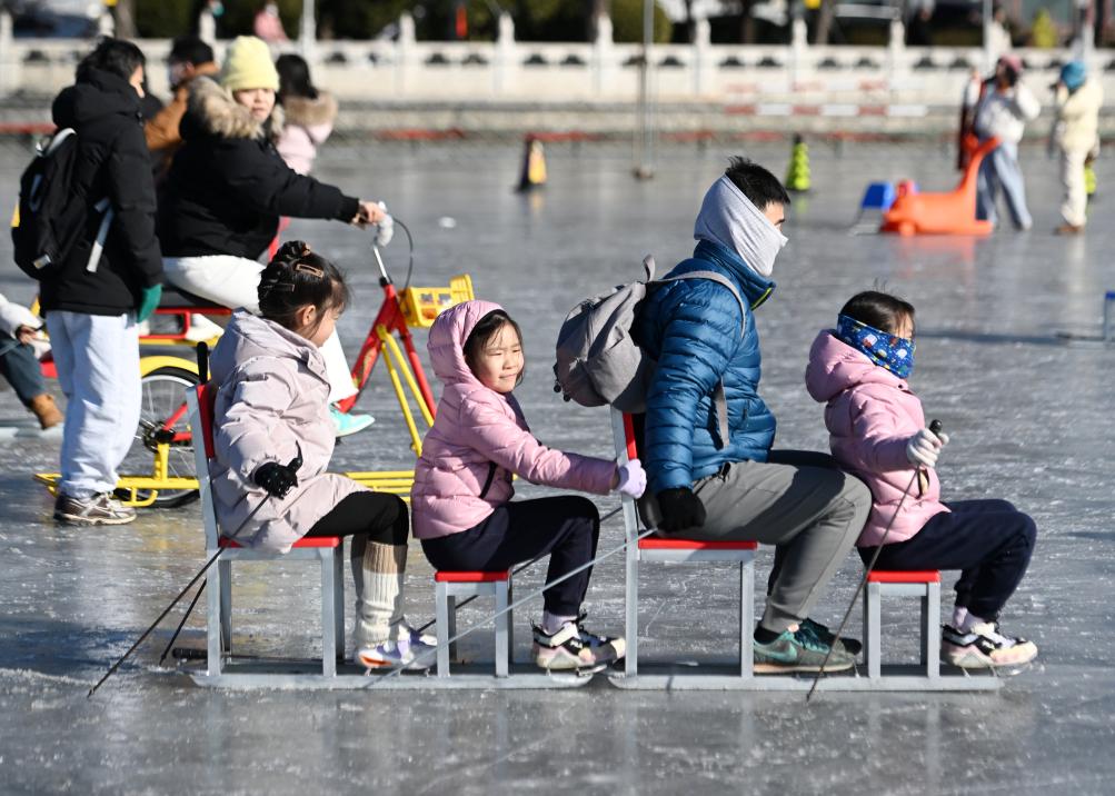 2025年1月19日，在北京什剎海冰場，小朋友和家長一起體驗(yàn)冰上運(yùn)動。新華社記者 張晨霖 攝