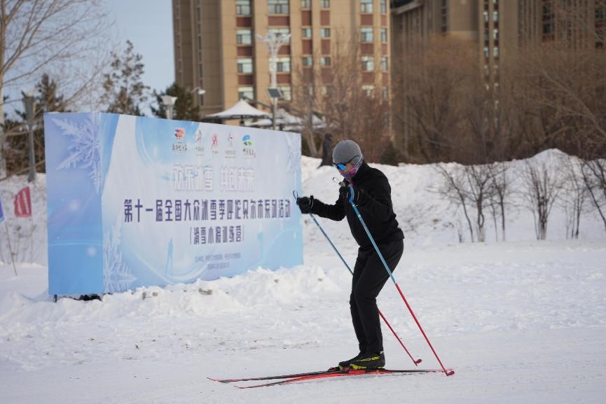 在呼倫貝爾，滑雪愛好者在城市越野滑雪公園內(nèi)滑雪。人民網(wǎng)記者 苗陽攝