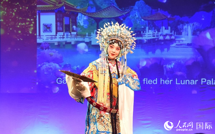 京劇經(jīng)典選段《貴妃醉酒》。人民網(wǎng)記者 殷淼攝