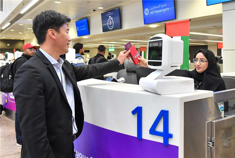 1月22日，迪拜免稅店聯(lián)合迪拜移民局向入境中國旅客贈送新年賀禮。迪拜移民局供圖