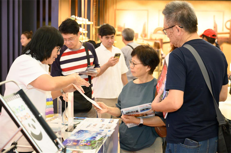 當?shù)鼐用褡稍冎袊┞糜雾椖??；顒又鬓k方供圖