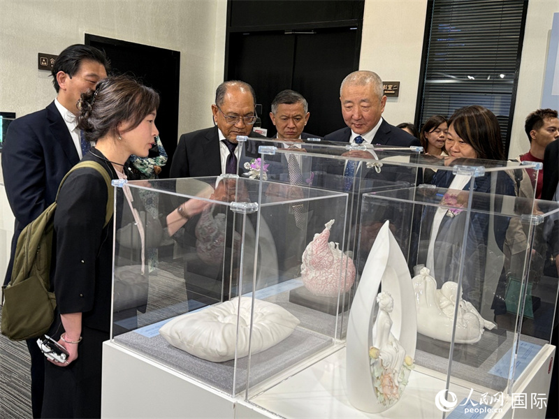 嘉賓在參觀展覽。 人民網(wǎng)記者 章念生攝
