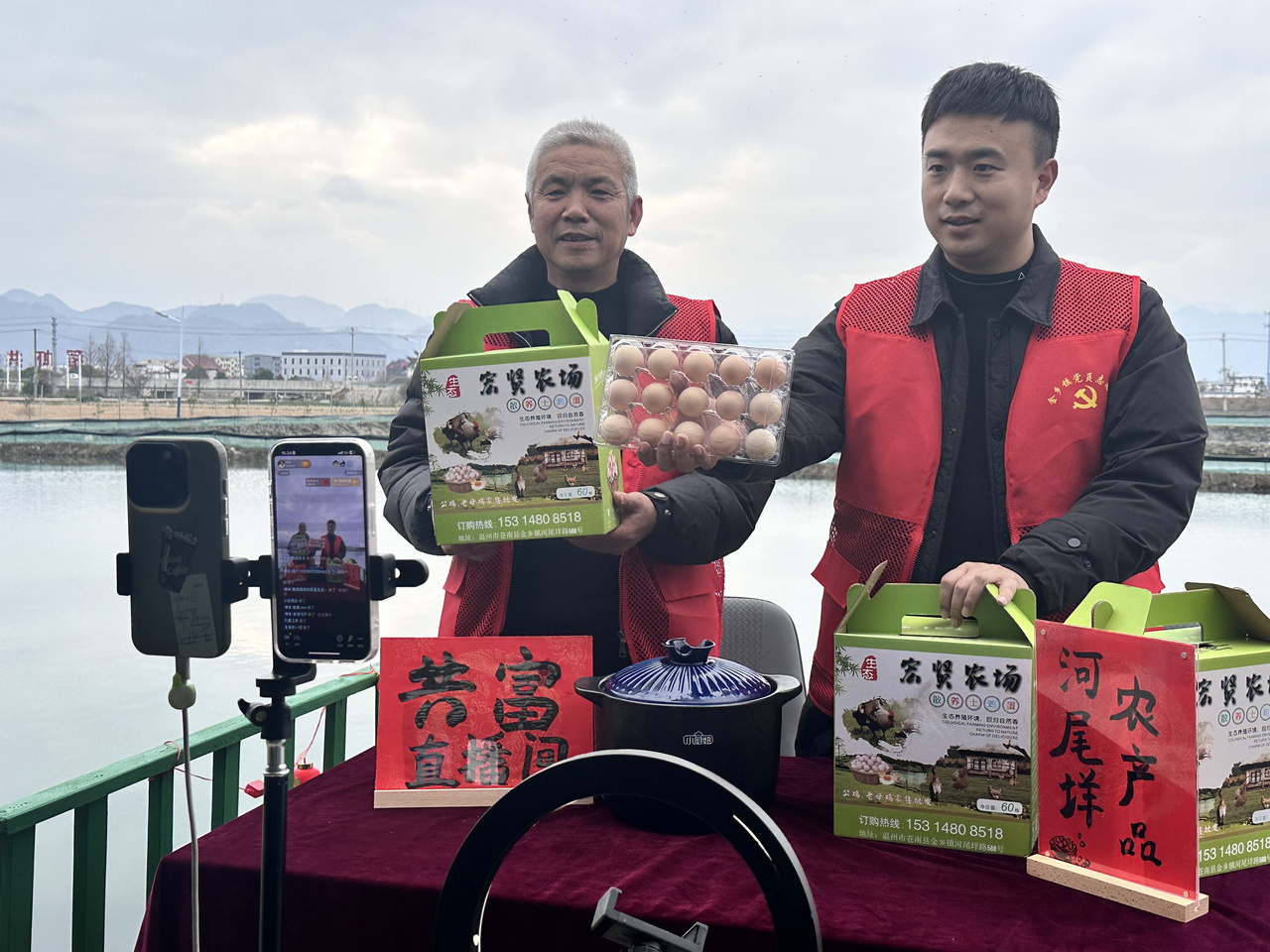 在蒼南金鄉(xiāng)鎮(zhèn)，永興、半浹連、河尾垟?shù)犬?dāng)年受災(zāi)的臨近村落，正連片建設(shè)美麗江南水鄉(xiāng)新景。圖為河尾垟村設(shè)在河邊的“共富直播間”。金鄉(xiāng)鎮(zhèn) 供圖