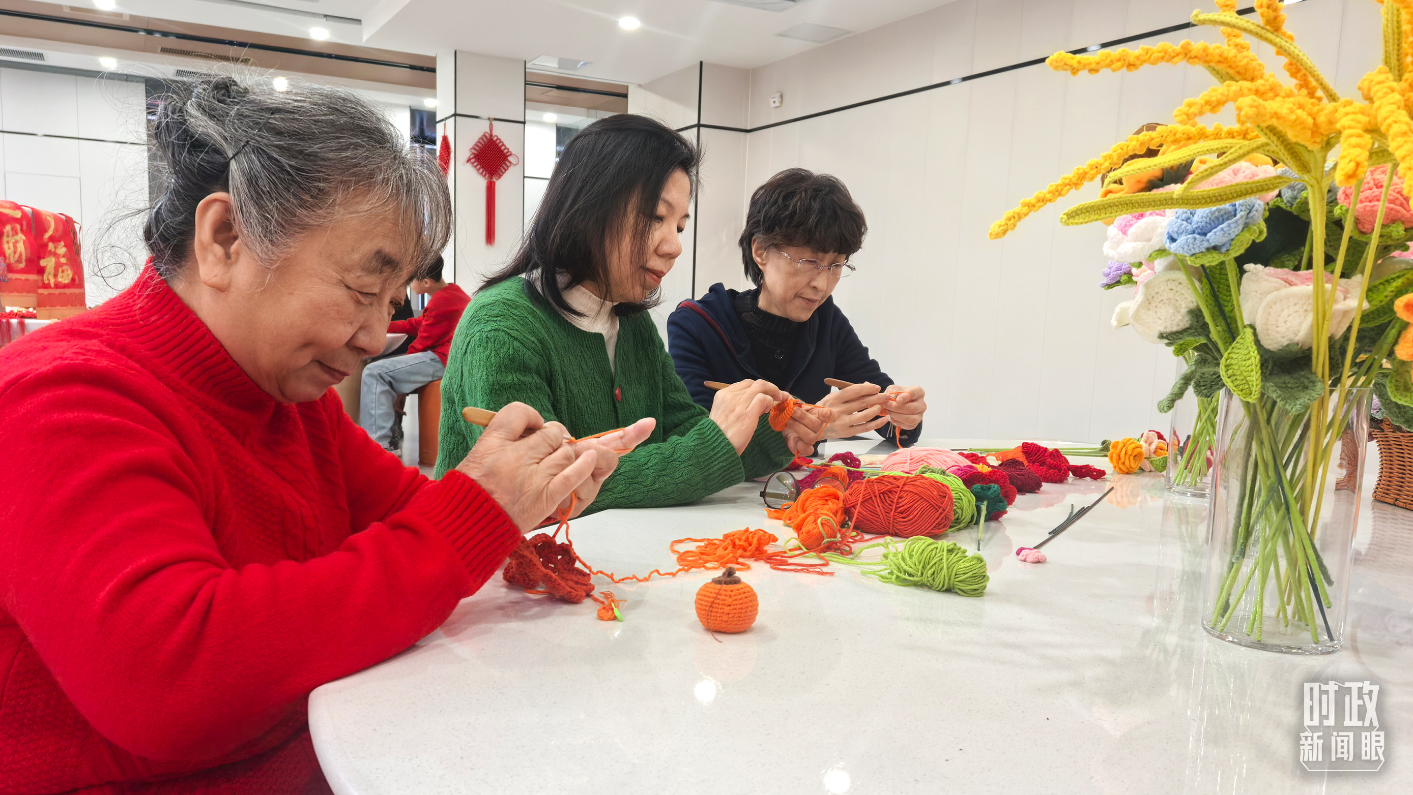 長(zhǎng)安社區(qū)黨群服務(wù)中心里，居民們正在制作手工藝品。（總臺(tái)央視記者鐘銳拍攝）