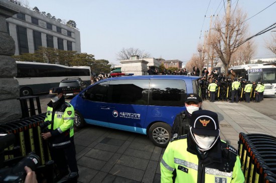  1月21日，尹錫悅乘坐的車(chē)輛進(jìn)入韓國(guó)首爾的憲法法院。新華社記者姚琪琳攝