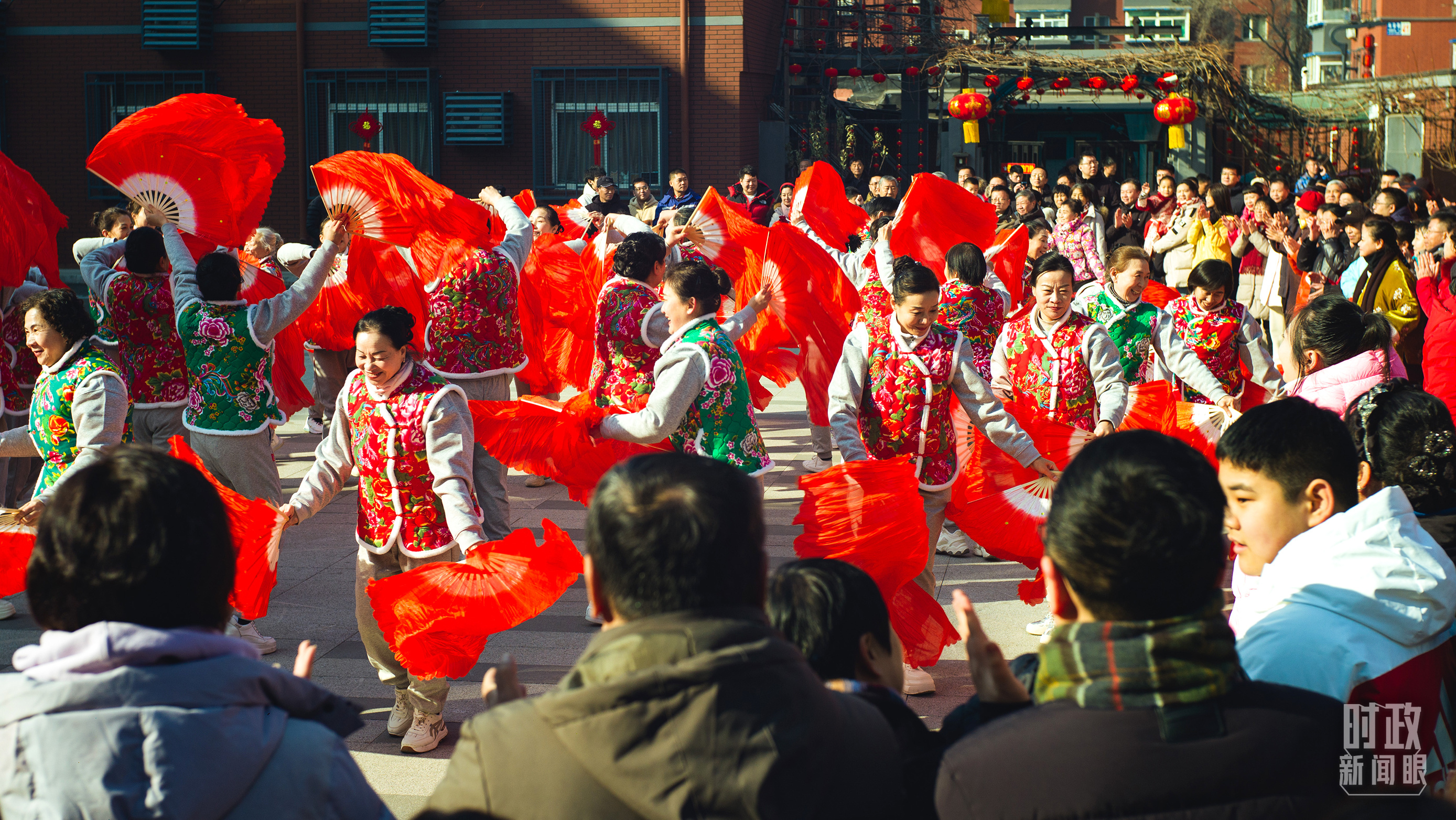 長(zhǎng)安小區(qū)文化廣場(chǎng)上，居民們扭起歡快的秧歌。（總臺(tái)央視記者彭漢明拍攝）