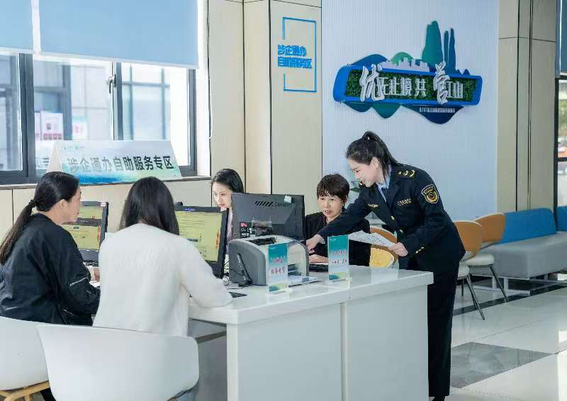 工作人員指導企業(yè)一次性完成信息填報。圖片來源：浙江衢州市市場監(jiān)督管理局