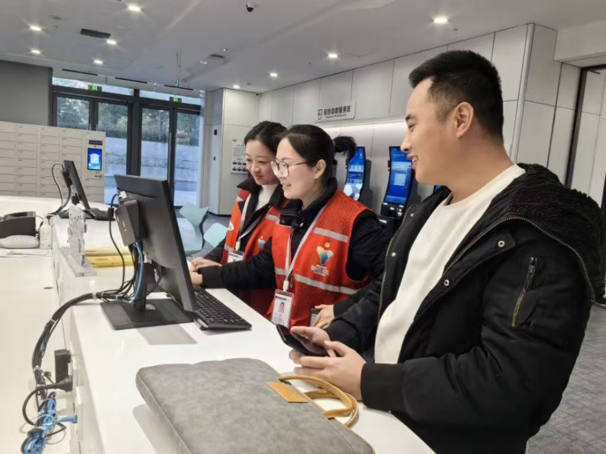 工作人員幫助企業(yè)辦理遷移申請網上填報。圖片來源：浙江衢州市市場監(jiān)督管理局