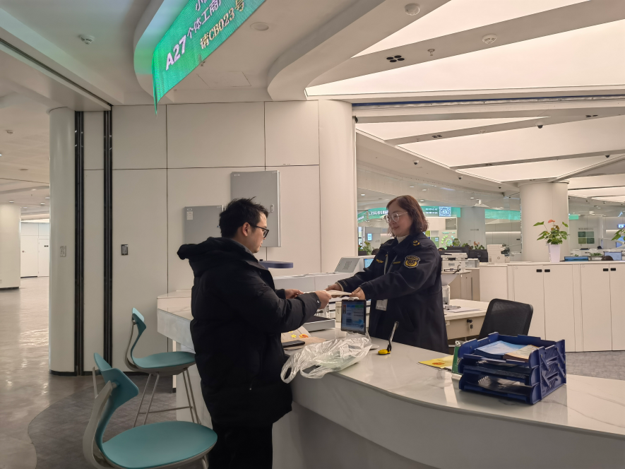 企業(yè)在出證窗口“一站式”領取變更后的營業(yè)執(zhí)照。圖片來源：浙江衢州市市場監(jiān)督管理局